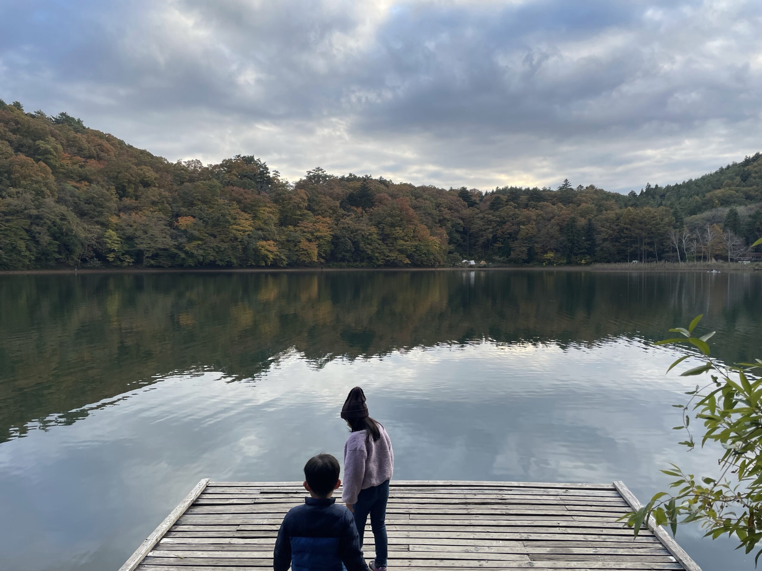 四尾連湖の桟橋と深い色の湖面