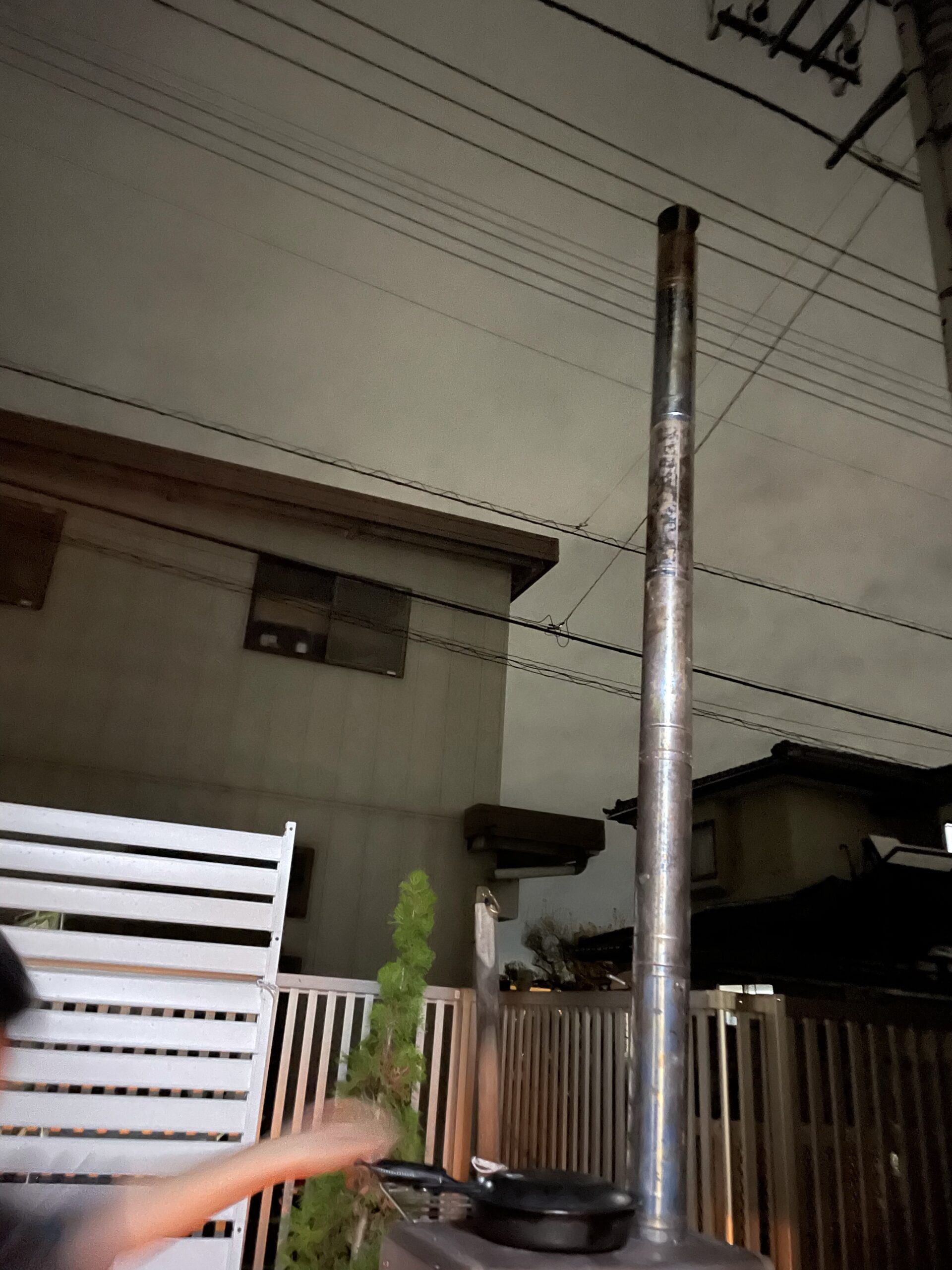 建物の軒付近まで伸びた薪ストーブの煙突