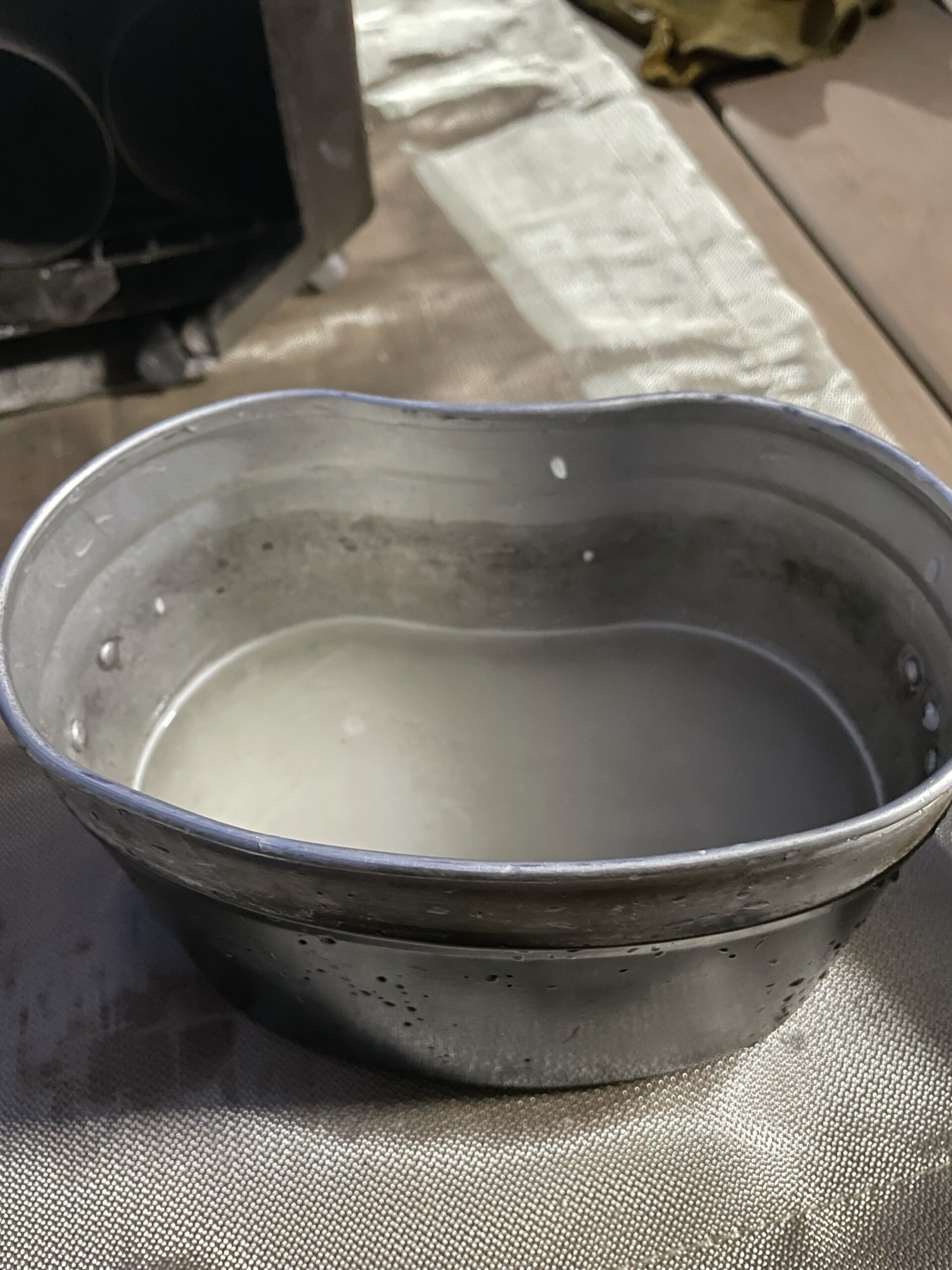 飯盒の中で水に浸した米