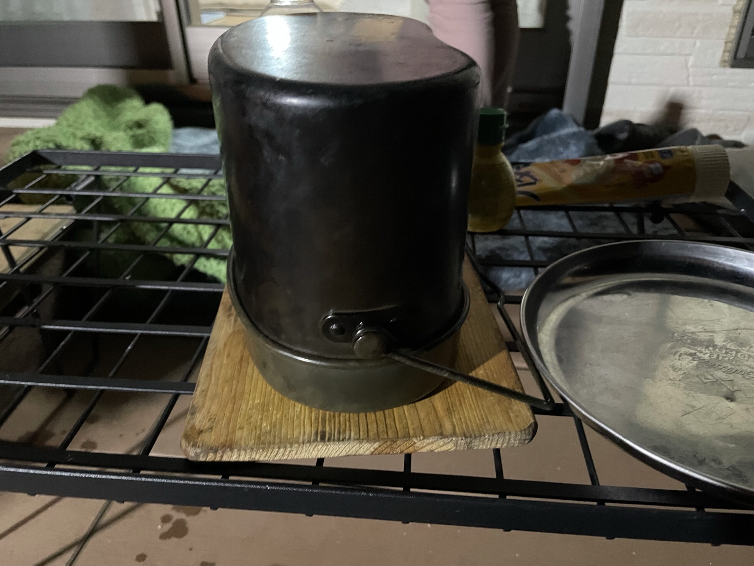 網の上で逆さに置かれた飯盒