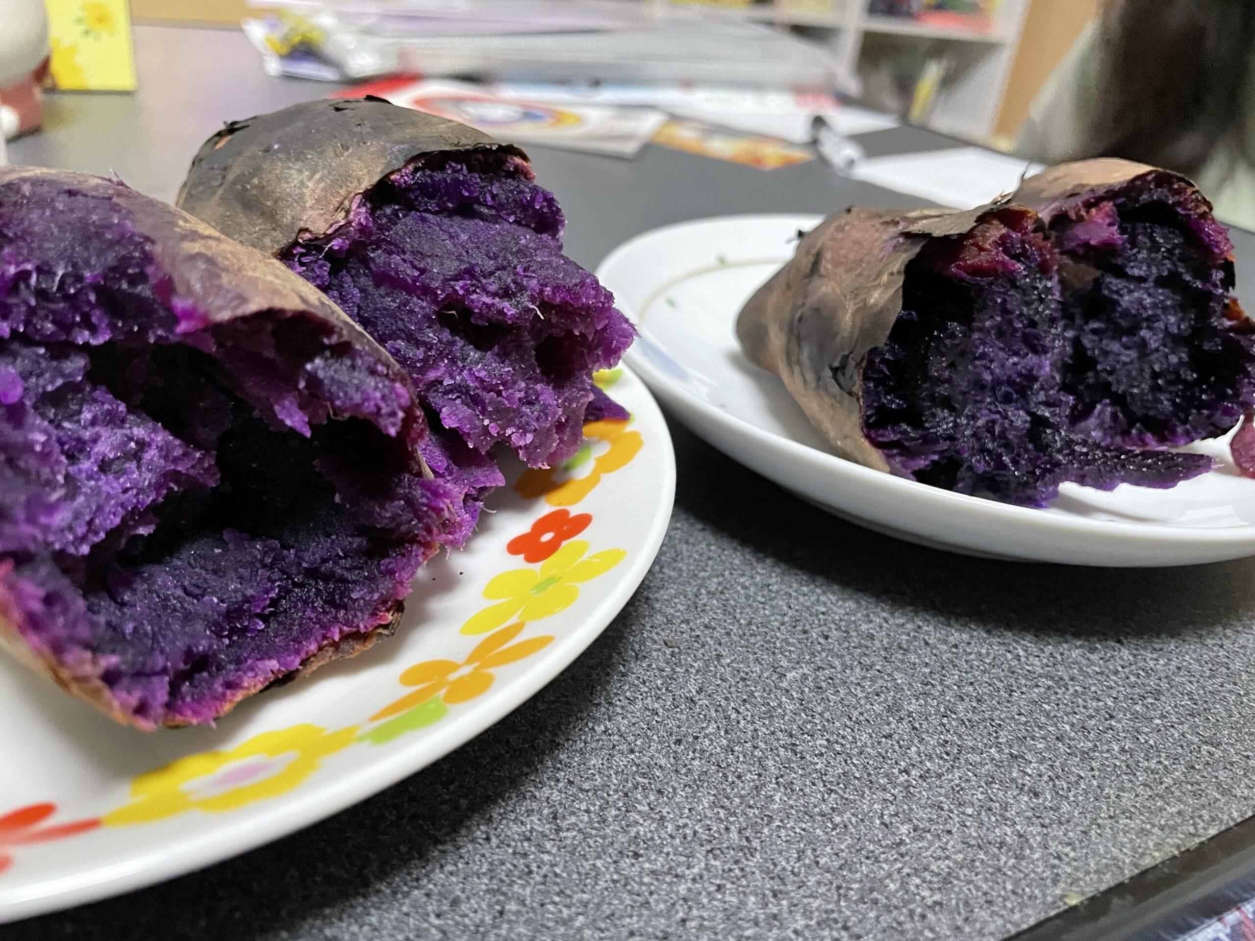 割ると紫色の中身が見える焼き芋