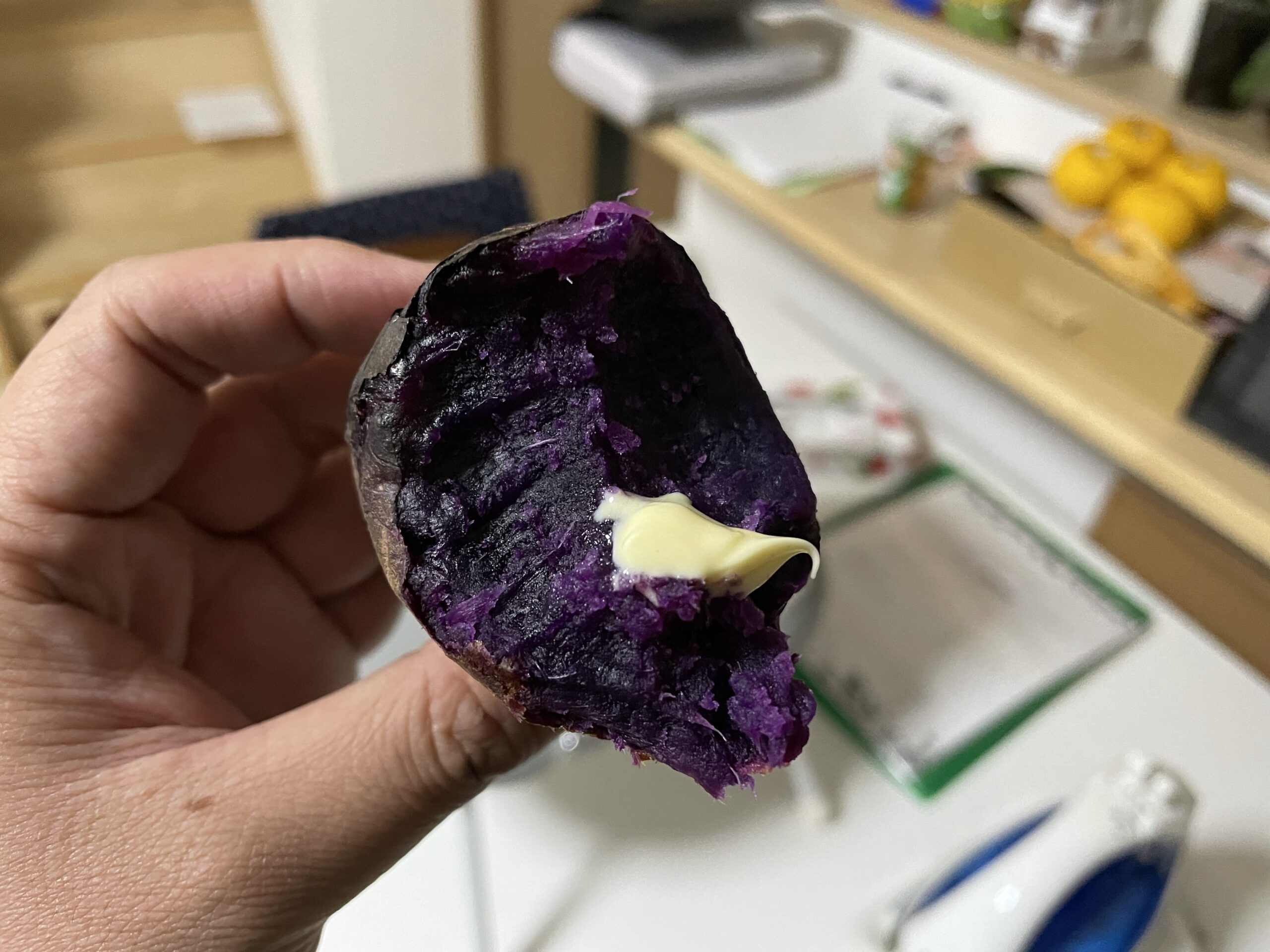 紫色の焼き芋に載せたバター