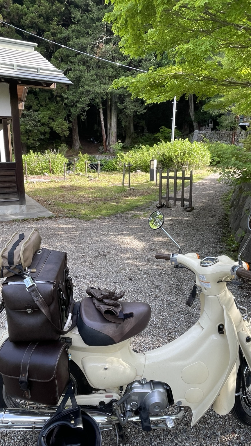 大滝神社を訪れた日のリトルカブと境内の風景